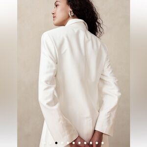 BANANA REPUBLIC Pique blazer in white. Size 4 Tall. EUC.